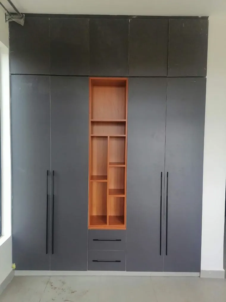Built-in wardrobe with wood display niche
